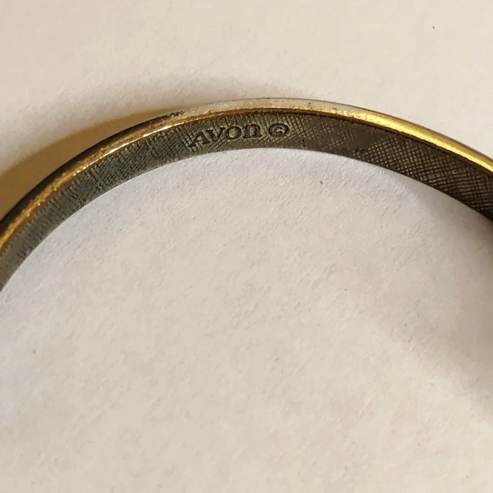 Signed Vintage Silver Tone Avon V design‎ Cuff